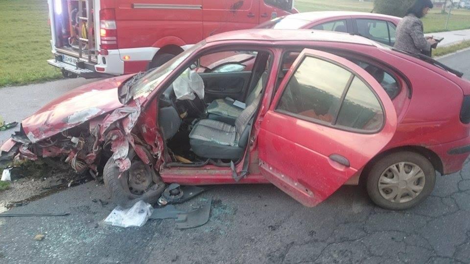 FOTO: Štiri osebe poškodovane v prometni nesreči v naselju Brdinje