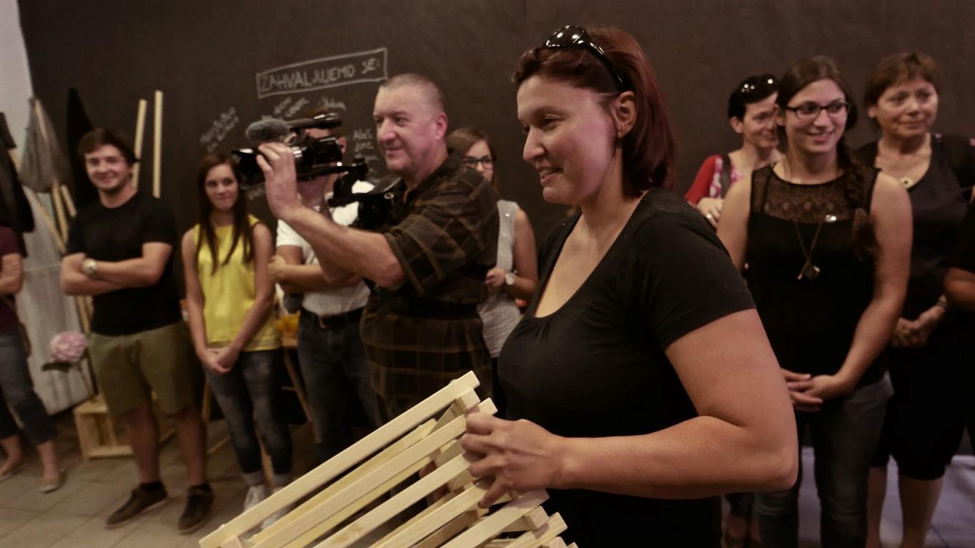 Novi uporabniki praznih prostorov so uradno prevzeli ključe prostorov in za dober začetek dobili vsak po en lesen zabojček. Vsi začasno zapolnjeni prostori so namreč opremljeni z njimi, uporabniki pa jih poljubno sestavljajo v svoje pohištvo, kot na primer stojala in poličke.