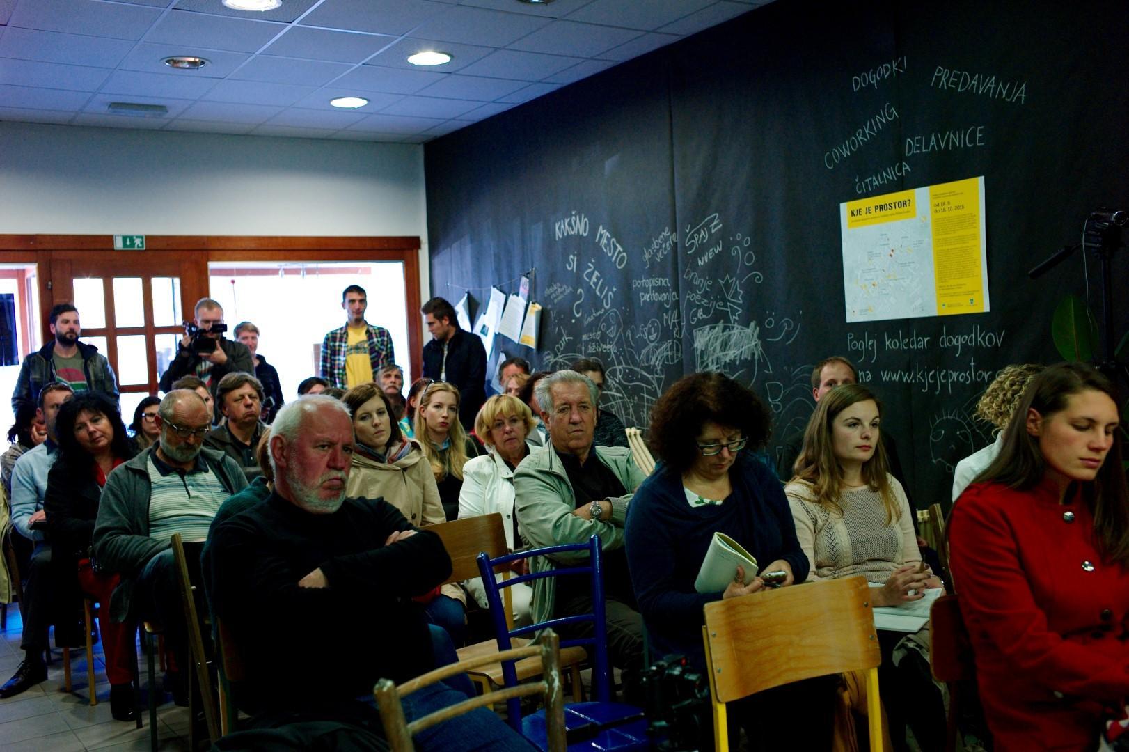 Okrogla miza je potekala v enem izmed osmih, v okviru projekta Kje je prostor?, oživljenih prostorov Slovenj Gradca
