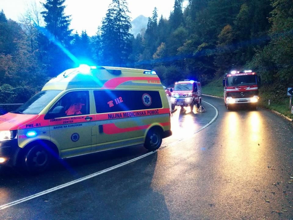 FOTO: V prometni nesreči v Mežici več oseb poškodovanih