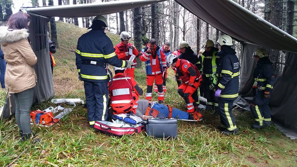 Reševanje ponesrečenega gozdarja