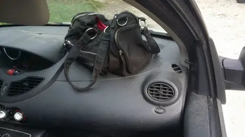 Ravenski policisti prijeli 35-letnika, ki je kradel iz parkiranih avtomobilov