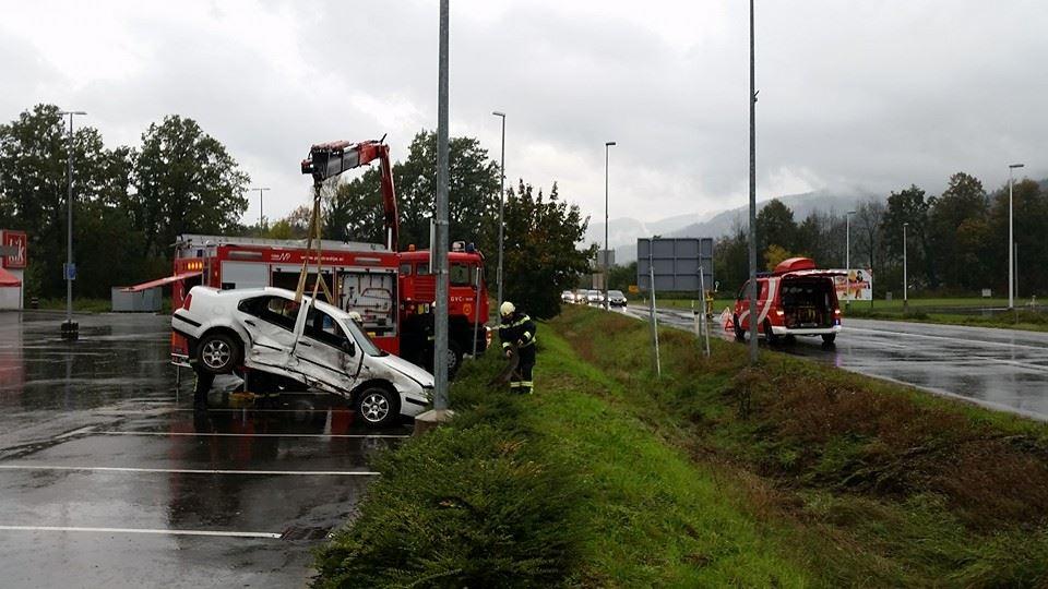 FOTO: Ena oseba poškodovana v prometni nesreči v Radljah