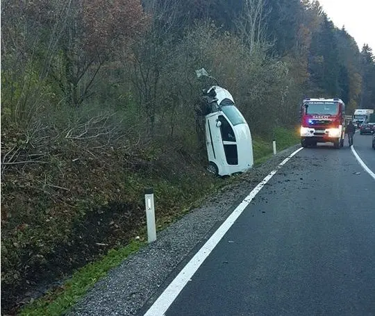 VIDEO in FOTO: V prometni nesreči v Dovžah ena oseba poškodovana