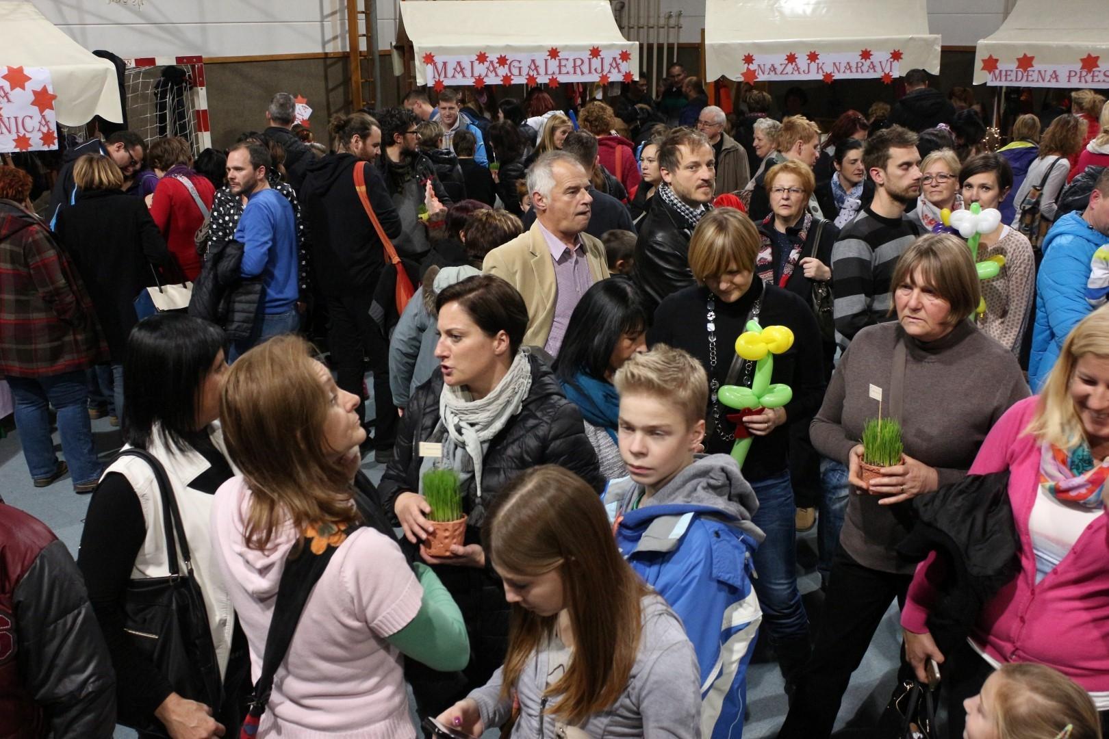 FOTO: Prva OŠ Slovenj Gradec pripravila velik tradicionalni dobrodelni bazar