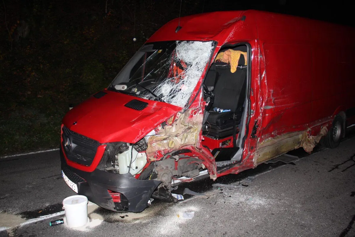 FOTO: Voznik tovornega vozila vozil močno pod vplivom alkohola