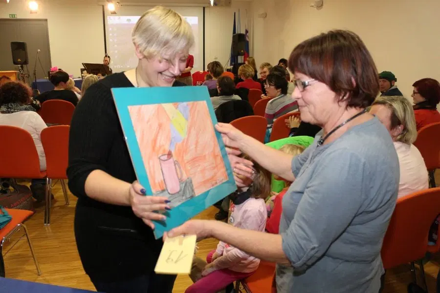 FOTO: Čajanka ob zaključku Dobrodelne akcije Unikati za lahko branje 2015