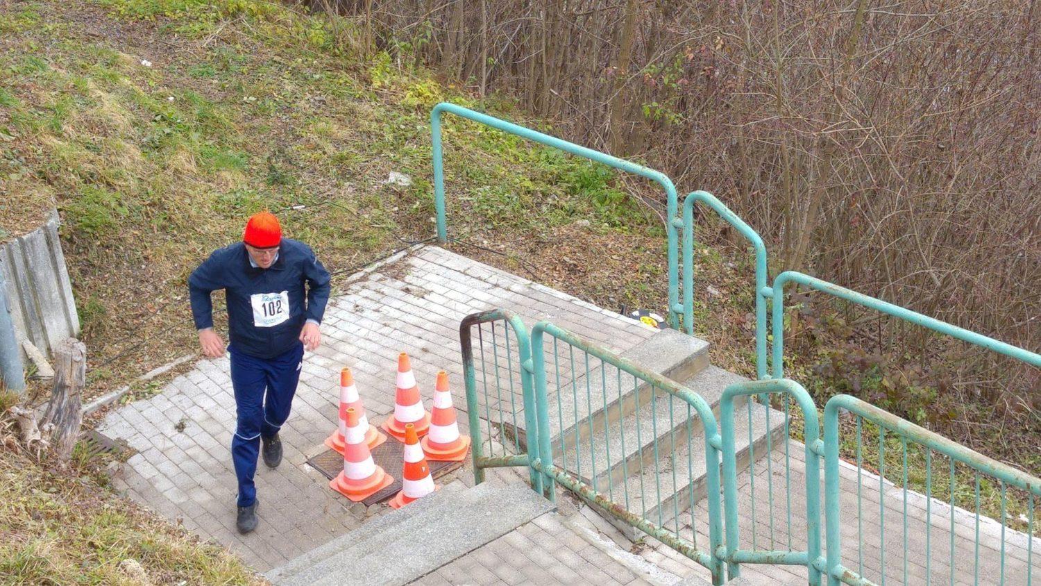 FOTO: Po 'cik-caku' na Ravnah potekal Miklavžev tek