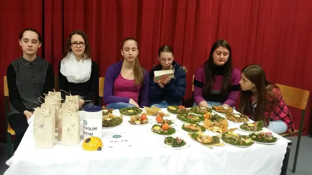 Praznična tržnica učencev OŠ Dravograd privabila veliko število obiskovalcev