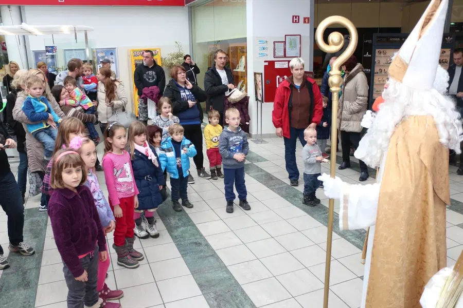 FOTO: V Mercatorju v Slovenj Gradcu, otroke obdaril Miklavž