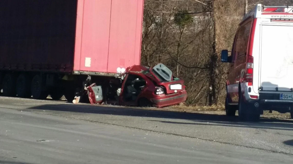 FOTO: V Podklancu huda prometna nesreča - vzrok: nepravilno prehitevanje