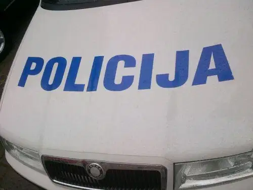 Pred vrtcem osebno vozilo zbilo otroka