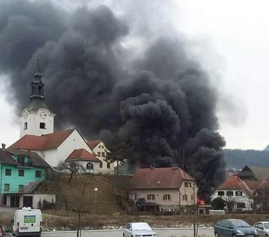 FOTO: Na Ravnah zagorela garaža v kateri je bilo vozilo