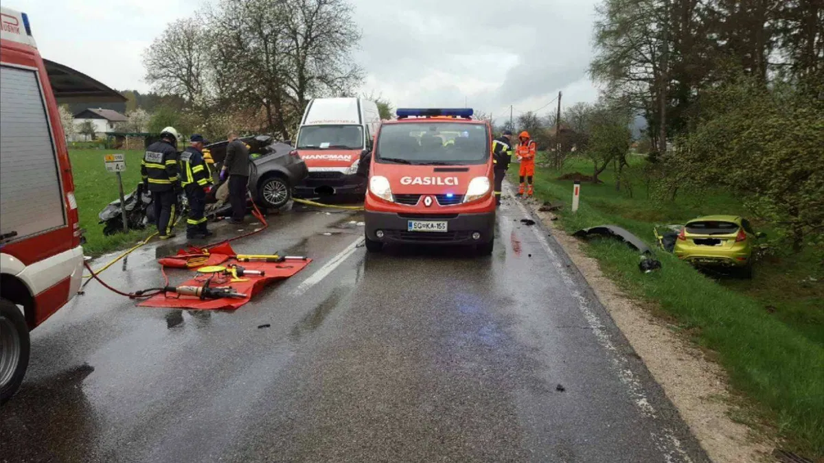V hudi prometni nesreči umrl 27-letnik, dve osebi huje poškodovani