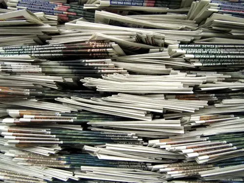 Zbirajo star papir za otroke Vrtca Ravne