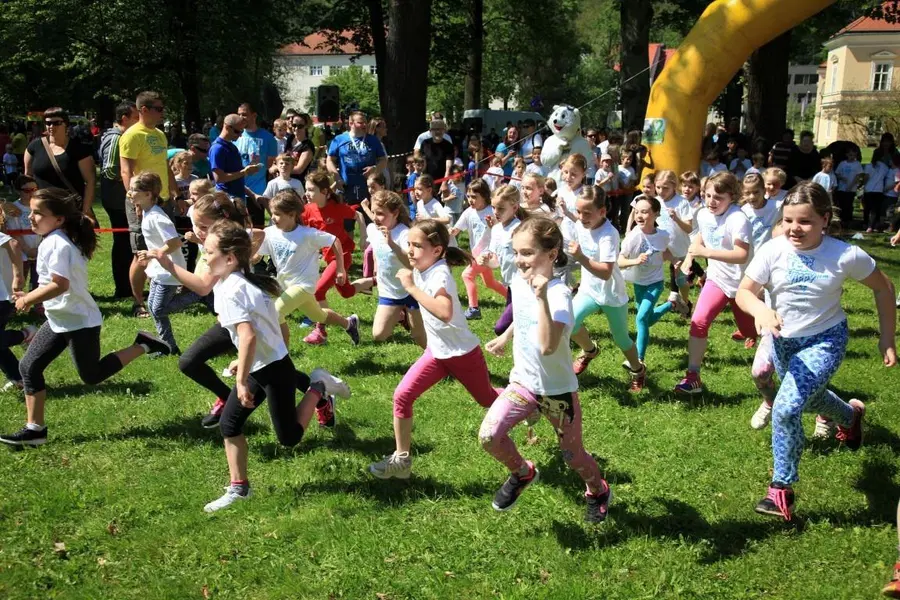 Rekord udeležencev na Mega malčkovem teku in sladkanje z največjo torto na Koroškem