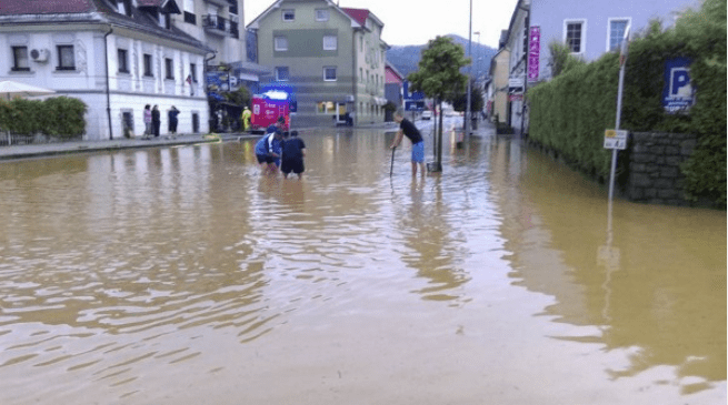 Poplavljena glavna cesta na Prevaljah