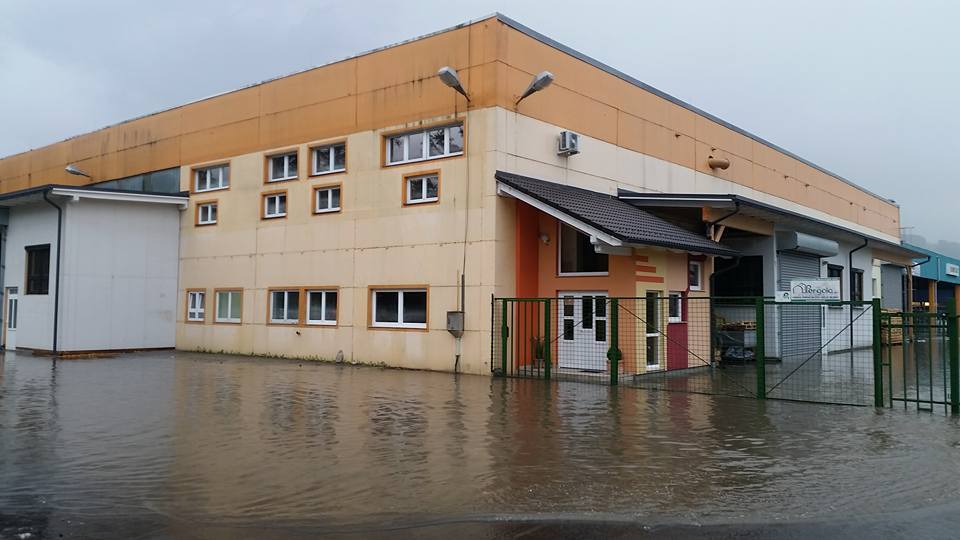 Poplavljen parkirni prostor v Sp. Vižingi