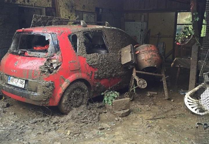 Plaz je uničil tudi osebni avtomobil ter nekaj orodja.