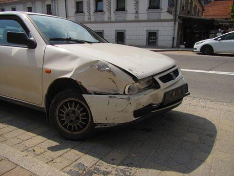 FOTO: Ena oseba poškodovana v trčenju dveh vozil na Prevaljah