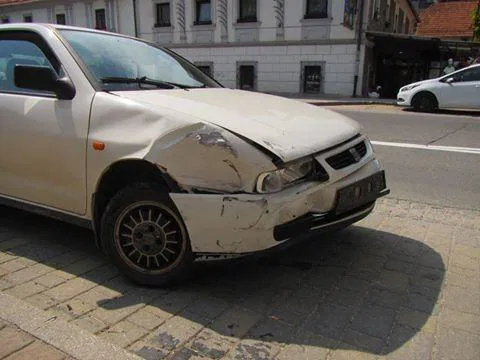 FOTO: Ena oseba poškodovana v trčenju dveh vozil na Prevaljah