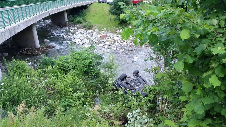 Pod vplivom alkohola zapeljala v Mežo