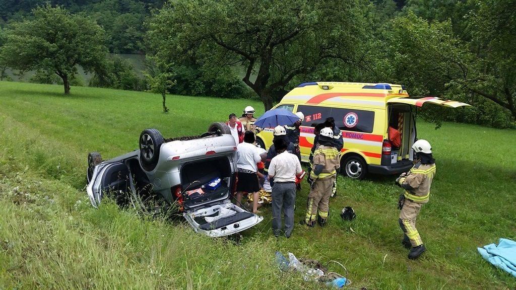 FOTO: Vozilo obrnilo na streho