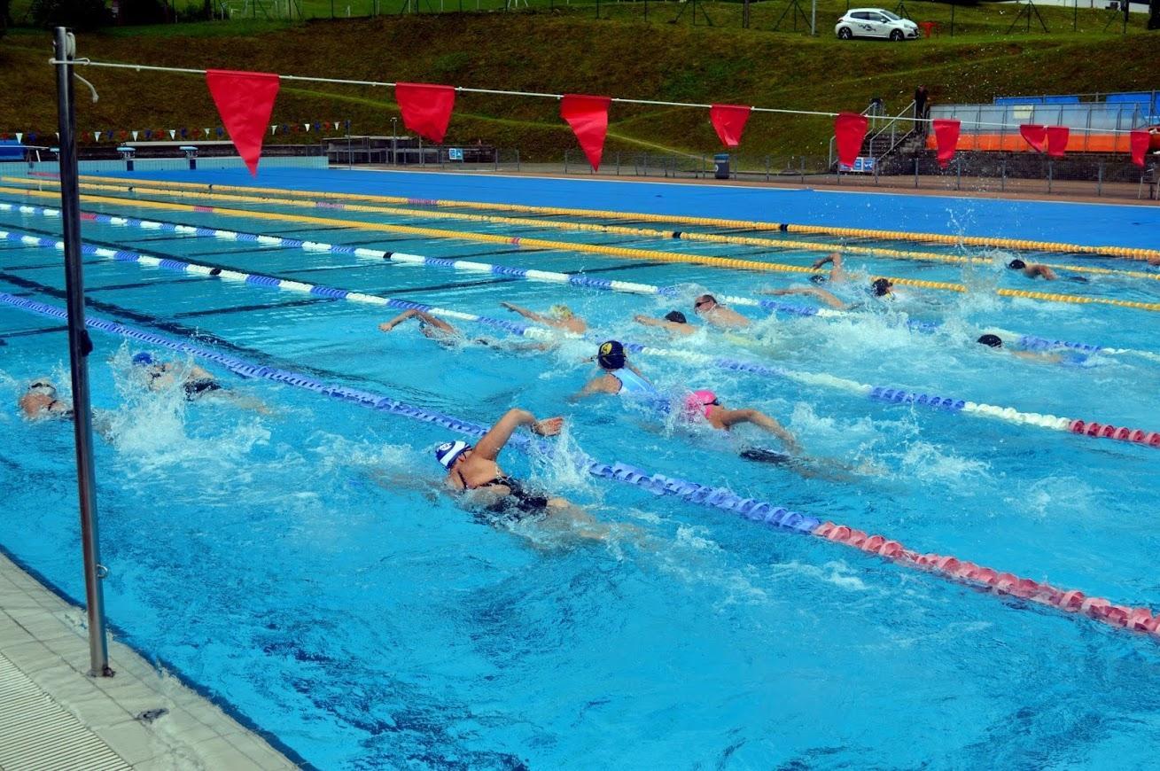 FOTO: Kljub dežju kar 57 tekmovalcev na triatlonu na Ravnah