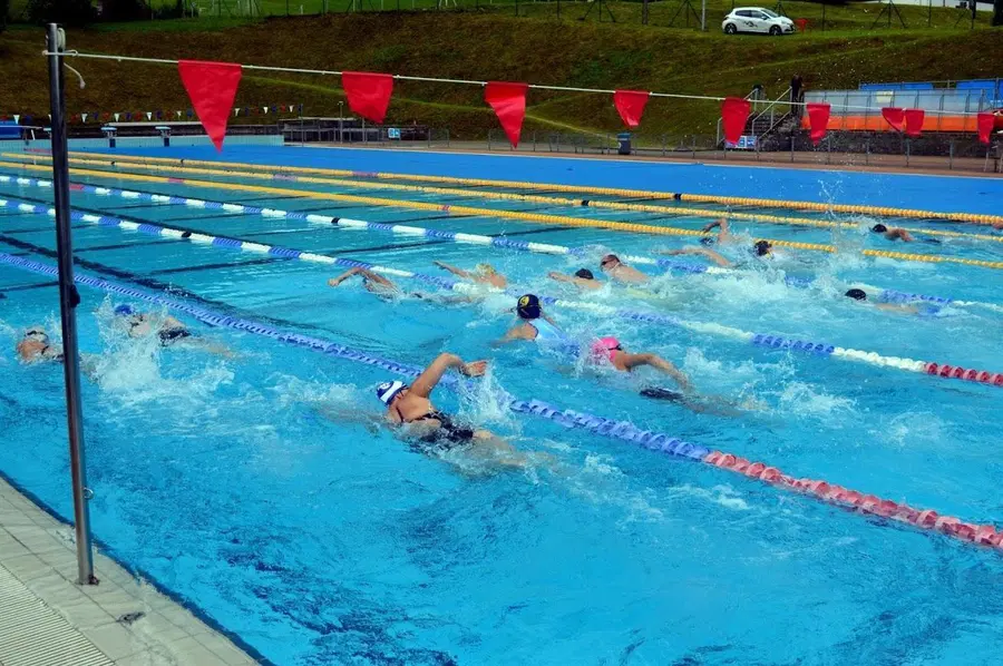 FOTO: Kljub dežju kar 57 tekmovalcev na triatlonu na Ravnah