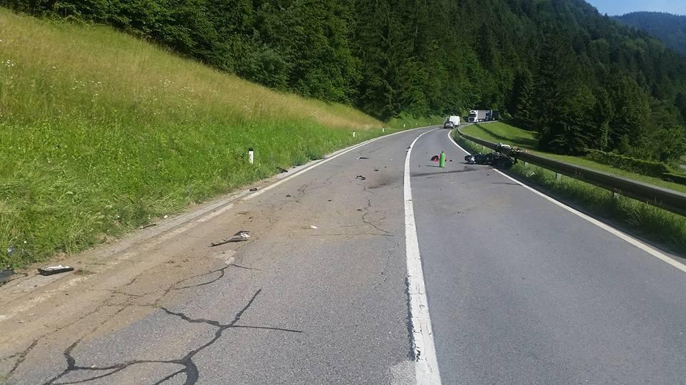 V Radljah prometna nesreča med kombiniranim vozilom in motorjem