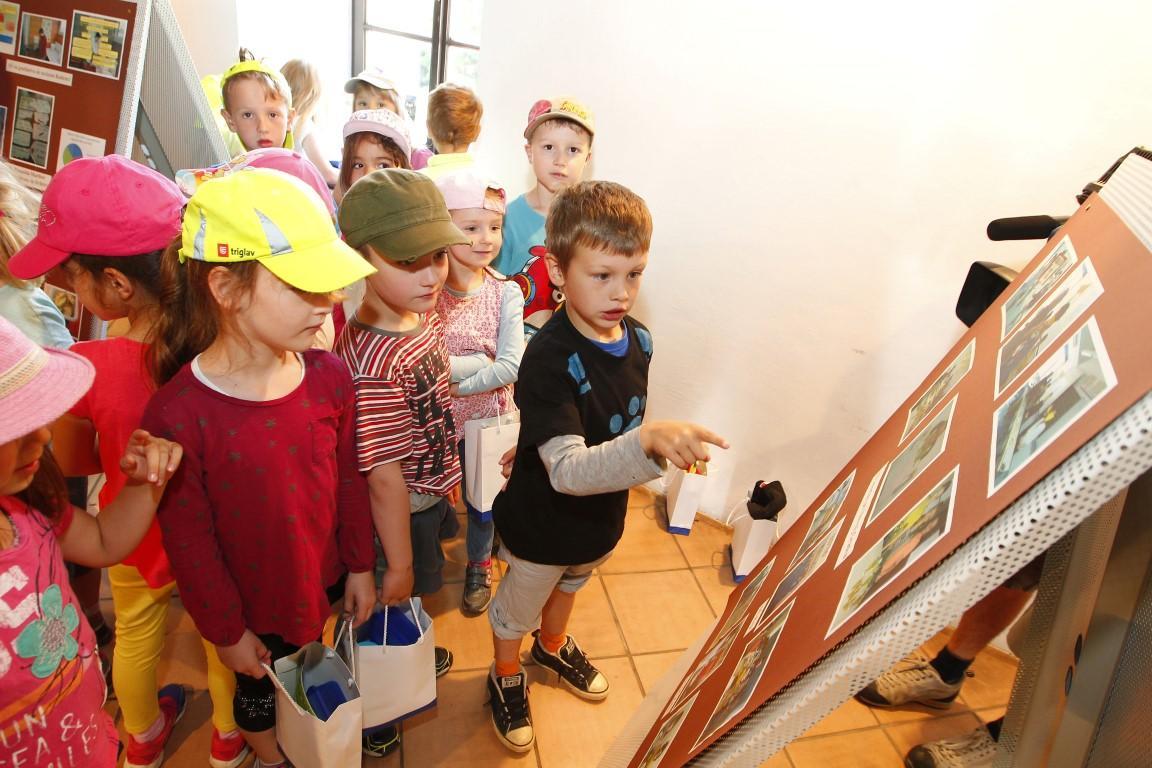Otroci so si ogledali razstavo plakatov projekta