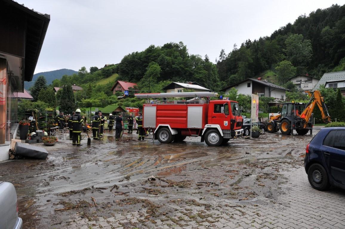 FOTO: V Dravogradu meteorna voda ogrožala objekt