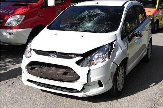 FOTO: Mladoletnik na skuterju izsilil prednost