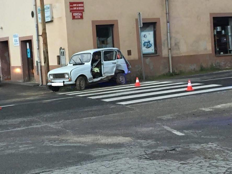 FOTO: Poškodovanca, ki je bil ukleščen v vozilu prepeljali v SB Slovenj Gradec