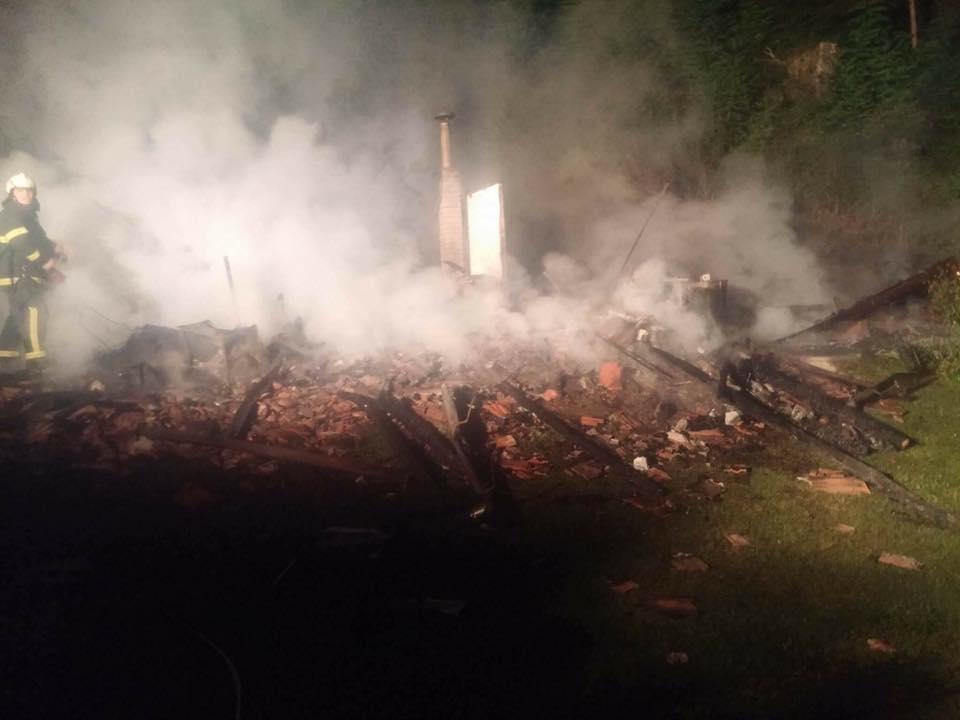 V Brančurnikovem grabnu do tal pogorel vikend