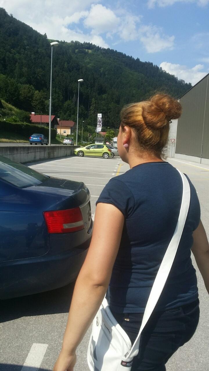 Ženska, ki je zbirala podpise.