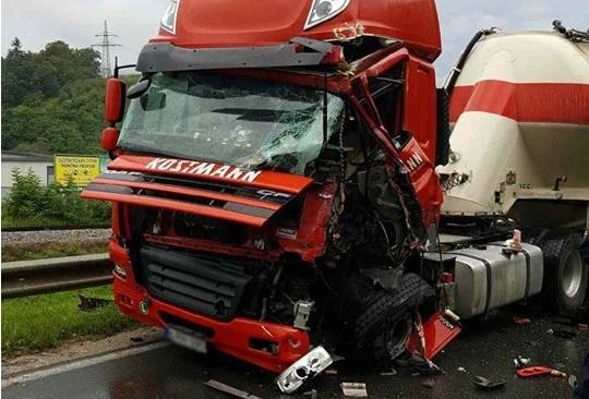 FOTO: V prometni nesreči dveh tovornih vozil ena oseba poškodovana