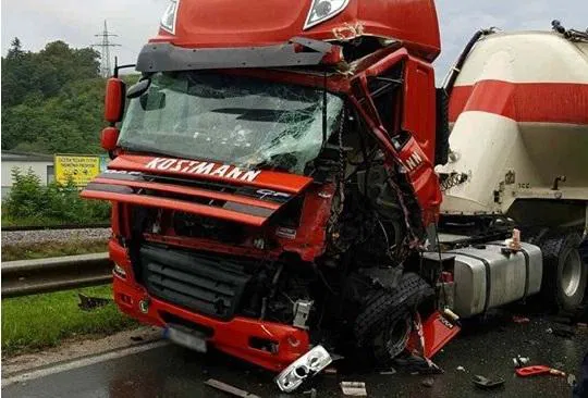 FOTO: V prometni nesreči dveh tovornih vozil ena oseba poškodovana