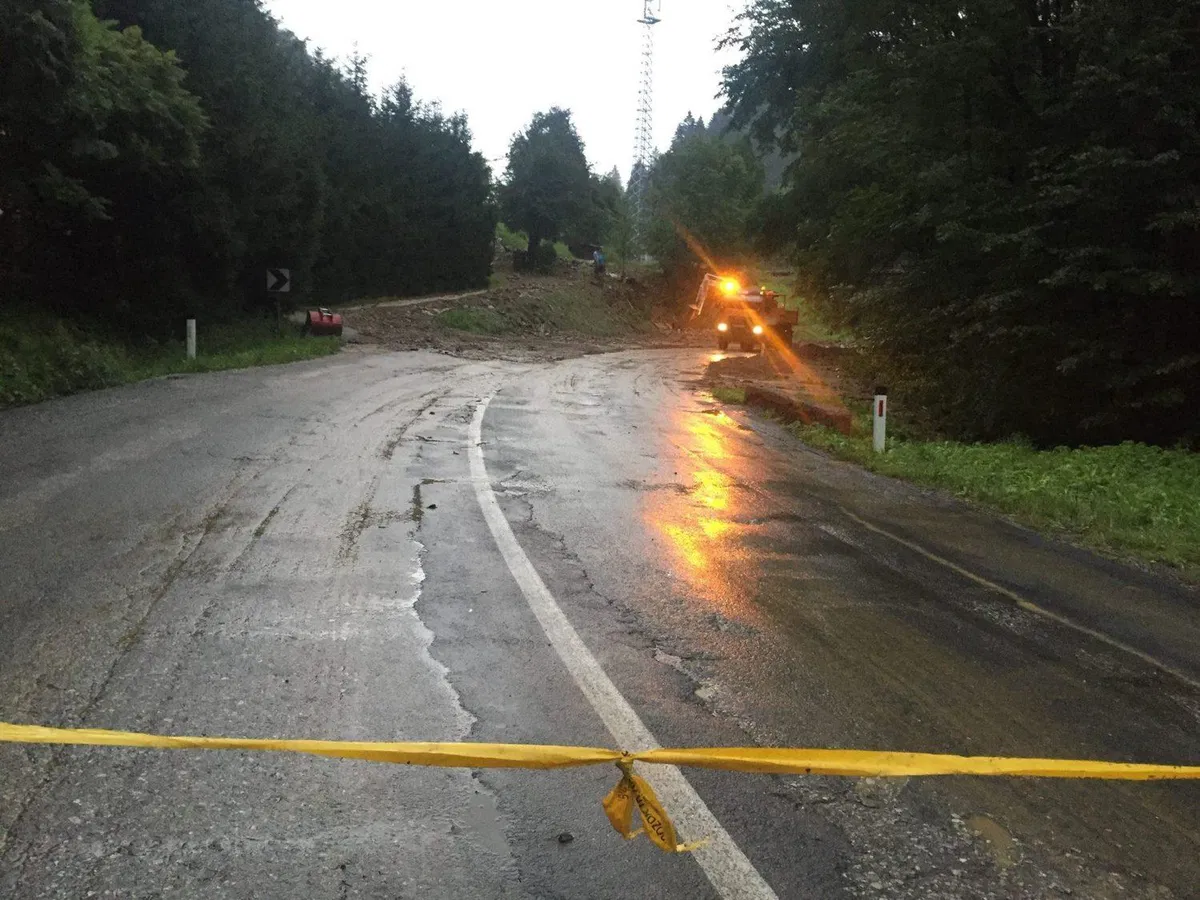 VIDEO in FOTO: Cesta Dravograd - Ravne bila popolnoma zaprta zaradi plazu