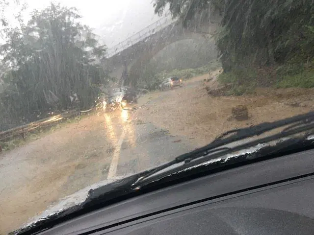 FOTO in VIDEO: Močno neurje zajelo Koroško, sprožali so se plazovi, vode zalivale ceste