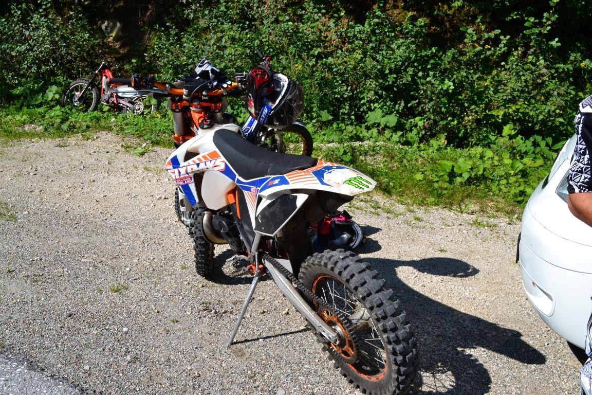 Policisti ustavili tri voznike kros motorjev, ki so vozili po Kaštivniku