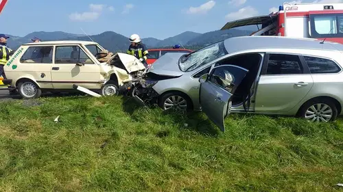 FOTO: 6 poškodovanih v prometni nesreči v Šmartnem