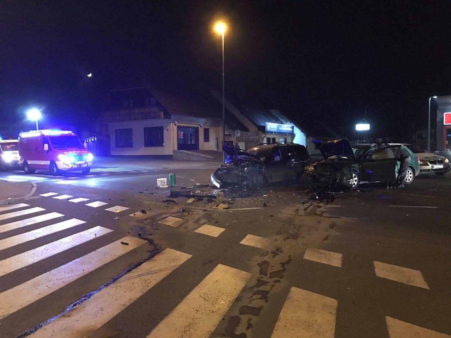 FOTO: V prometni nesreči pri Sparu na Ravnah, dve osebi poškodovani