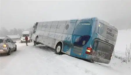 VIDEO in FOTO: Sneg povzročal mnogo težav na cestah