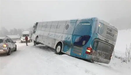 VIDEO in FOTO: Sneg povzročal mnogo težav na cestah