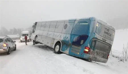 VIDEO in FOTO: Sneg povzročal mnogo težav na cestah