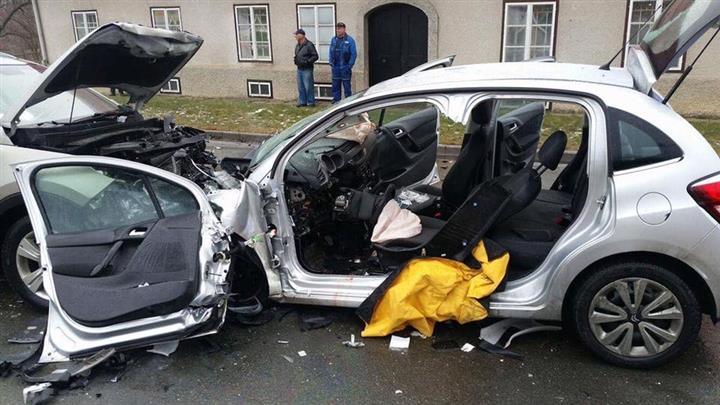 FOTO: V prometni nesreči pri odcepu za Podklanc, se je huje poškodoval 38-letni voznik