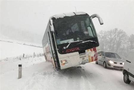 VIDEO: Trenutek, ko je s cestišča zdrsnil avtobus