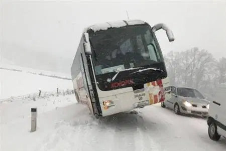 VIDEO: Trenutek, ko je s cestišča zdrsnil avtobus