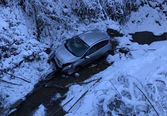 FOTO: Na Lešah vozilo zdrsnilo v potok